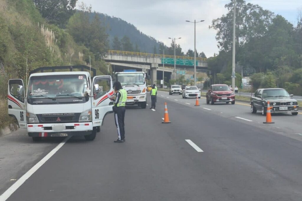 AMT emitió las primeras sanciones por restricción en la Simón Bolívar y Ruta Viva de Quito