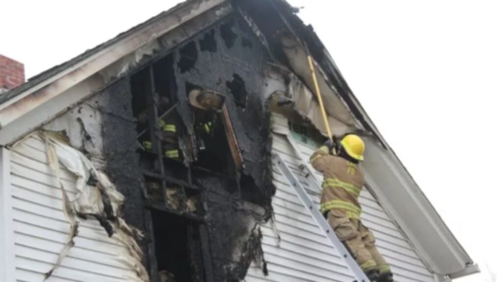 Niños de 5 años fallecieron en un fuerte incendio, la entrada estaba bloqueada por un colchón