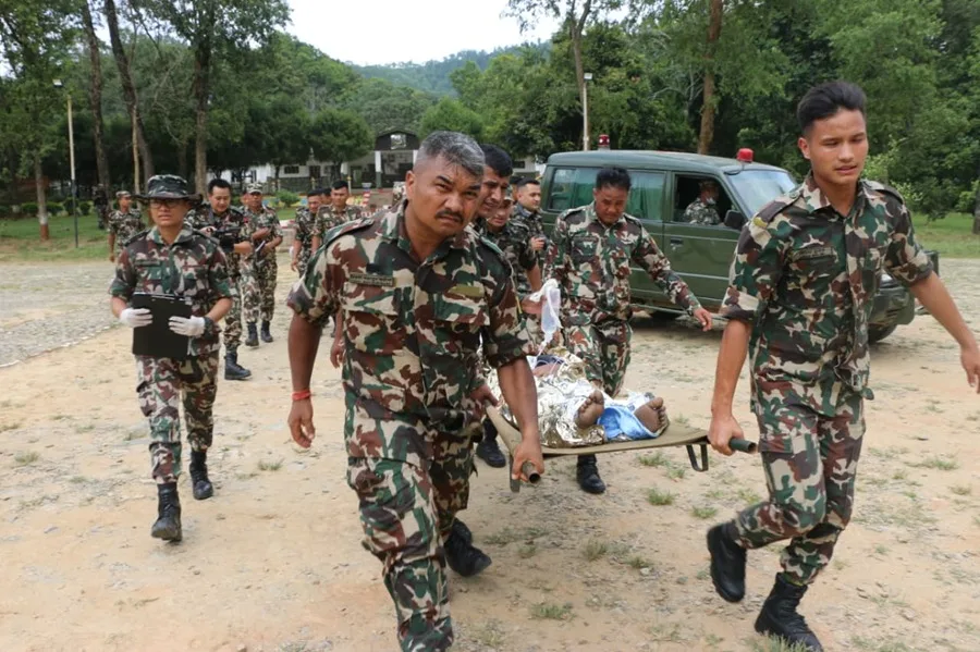 Tragedia en Nepal ya deja 543 muertos y más de 1.500 desaparecidos nepal rescate