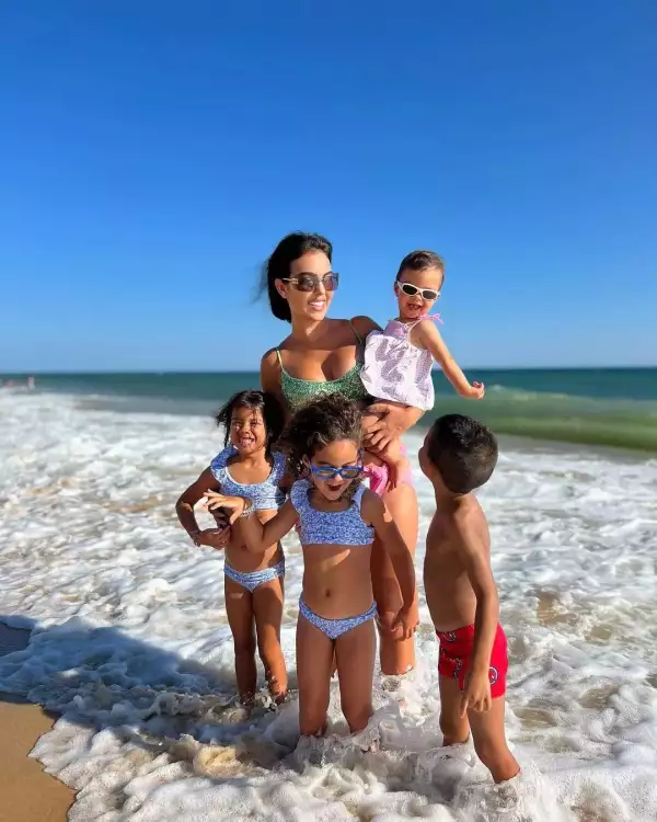 Más allá del futbol: los hijos de Cristiano Ronaldo y el misterio de sus madres Bella Esmeralda, la hija menor de Cristiano Ronaldo y Georgina Rodríguez