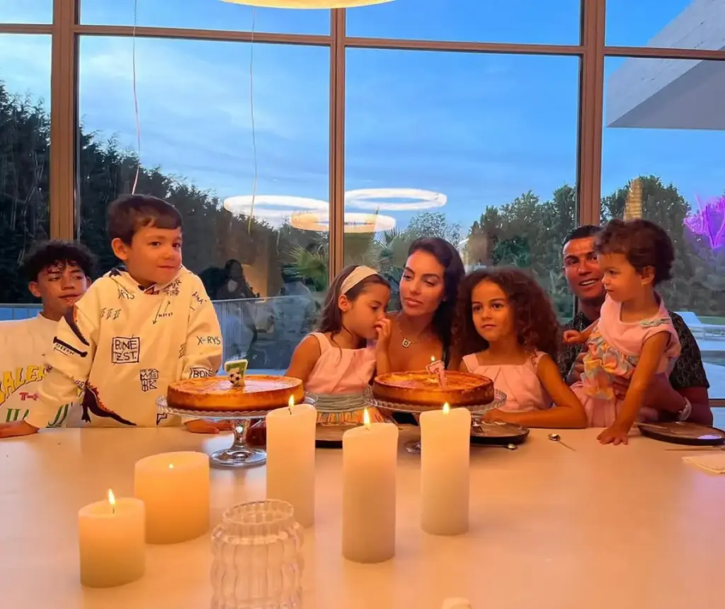 Más allá del futbol: los hijos de Cristiano Ronaldo y el misterio de sus madres Todos los hijos de Cristiano Ronaldo