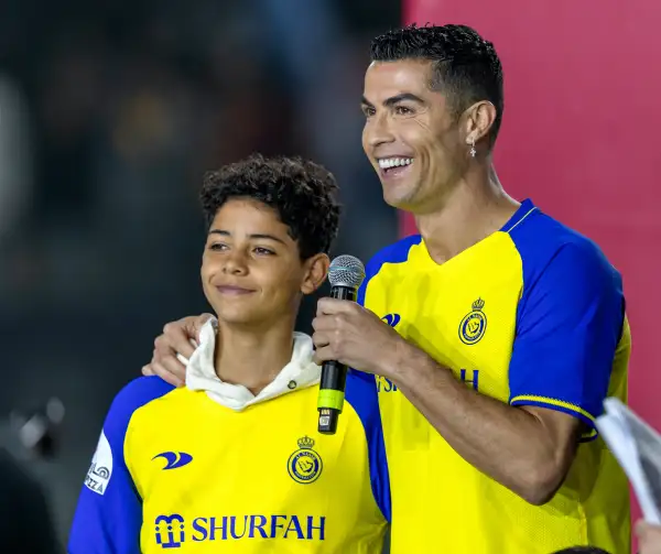 Más allá del futbol: los hijos de Cristiano Ronaldo y el misterio de sus madres Cristiano Ronaldo junto a su hijo