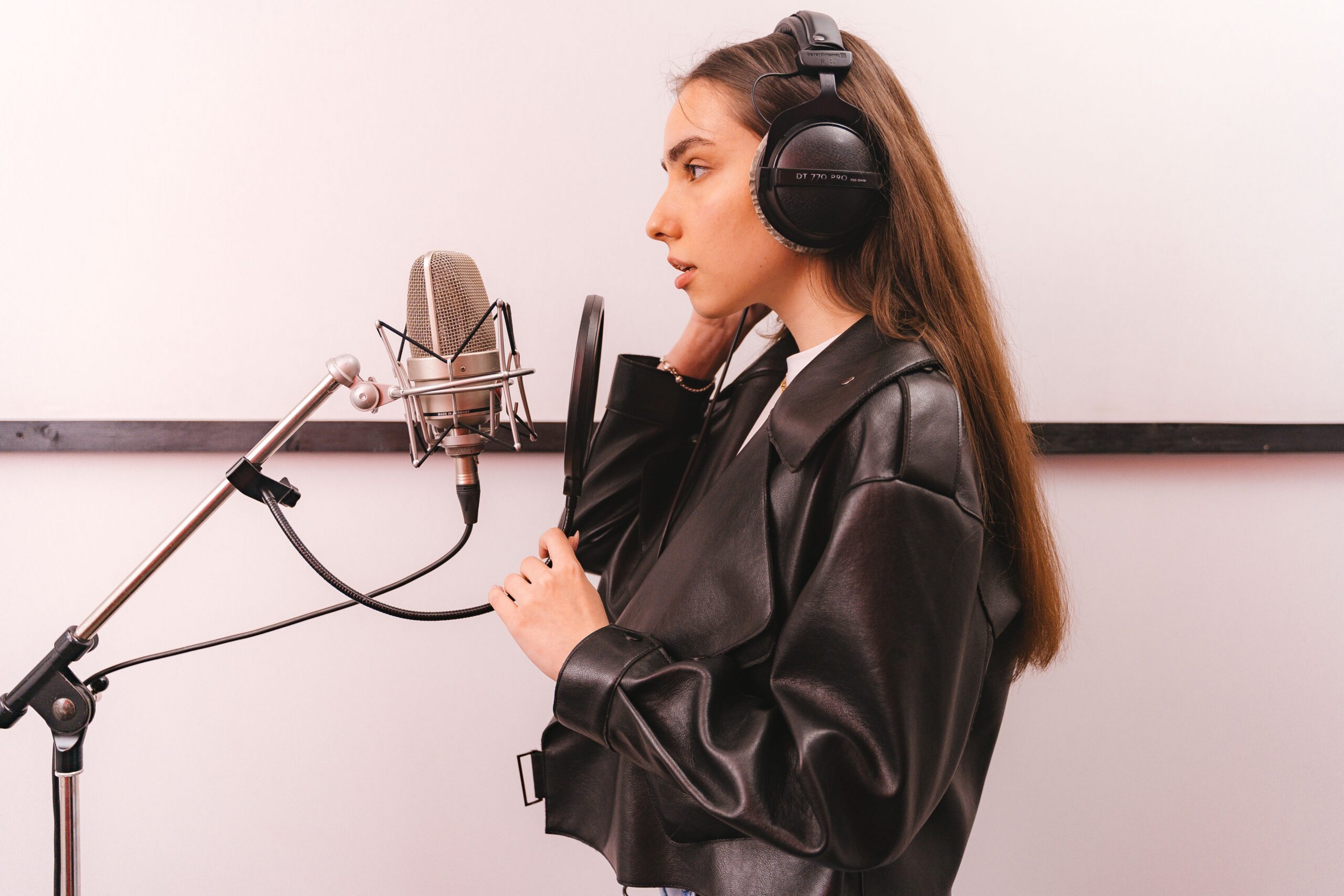 ¿Por qué los artistas están volviendo a los álbumes cortos? La nueva forma de consumir música