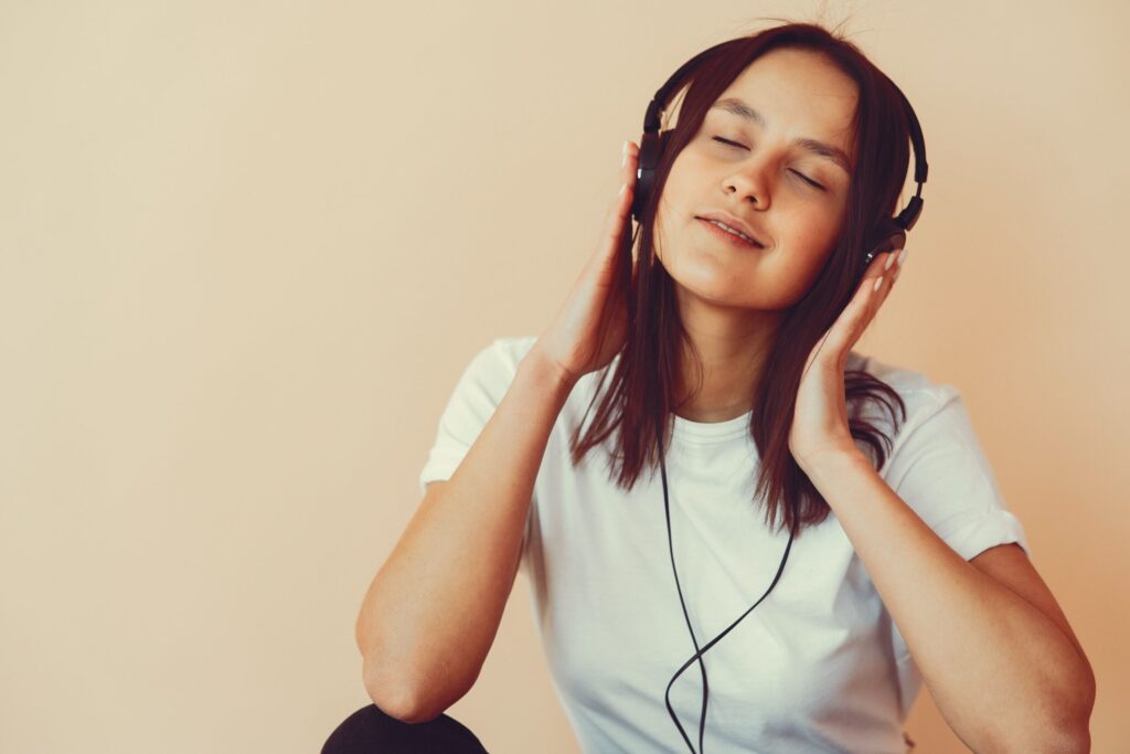 ¿Sabías que escuchar música puede influir en cómo percibimos el paso del tiempo? ¿Sabías que escuchar música puede influir en cómo percibimos el paso del tiempo?