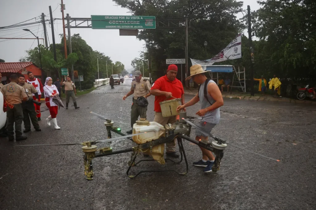 El potente huracán Simon azota frente a la costa de Jalisco en México 2026 10 12t003110z 2034731958 rc2c1oap8mpp rtrmadp 3 storm simon